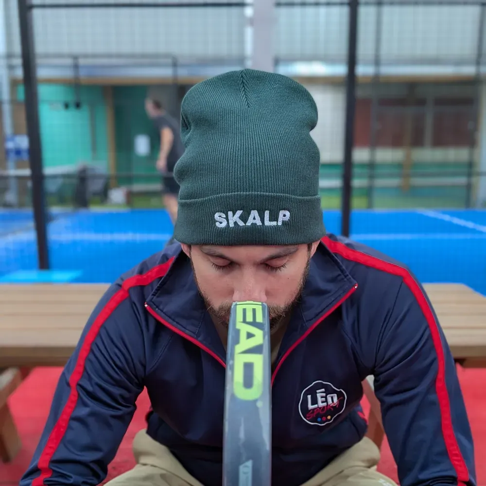 Lucas Attali on a padel court, Skalp beanie